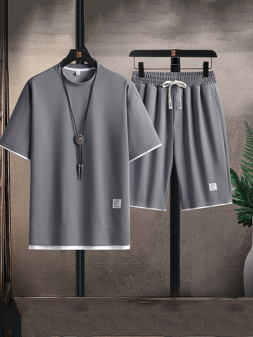 Conjunto moderno para homem com gola redonda – confortável e respirável para verões ativos.