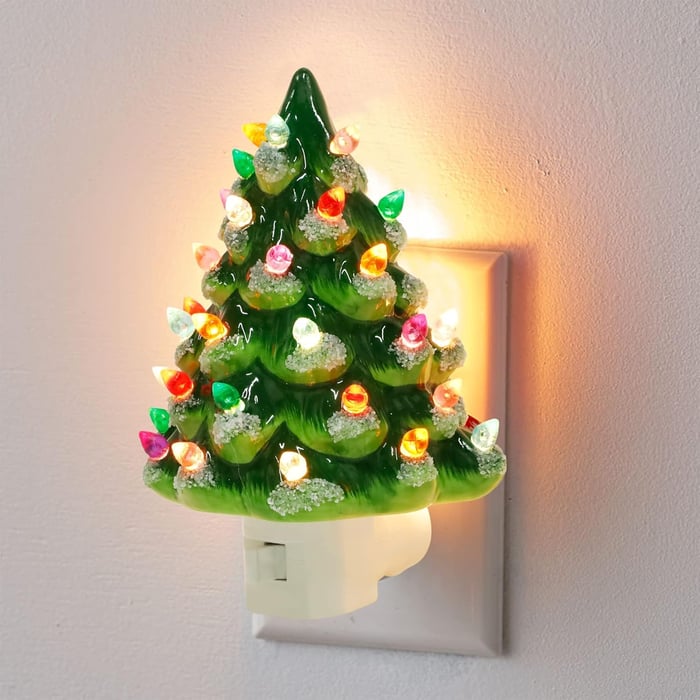Beleuchteter Weihnachtsbaum als Nachtlicht