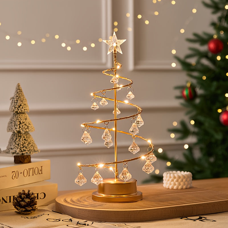 Beleuchteter Weihnachtsbaum mit Kristallanhängern