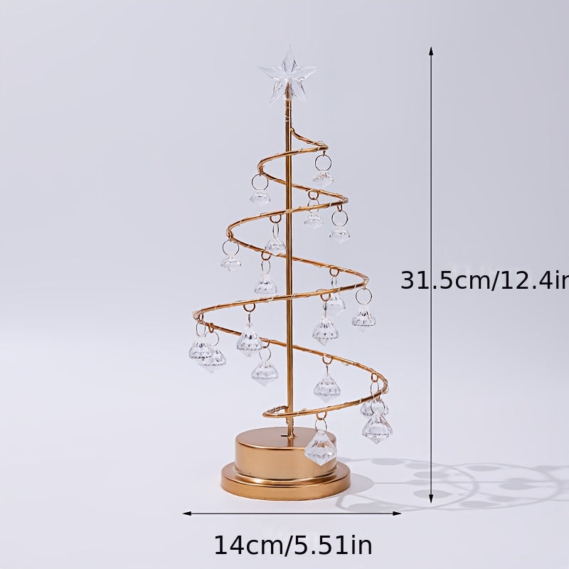 Beleuchteter Weihnachtsbaum mit Kristallanhängern