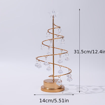 Beleuchteter Weihnachtsbaum mit Kristallanhängern