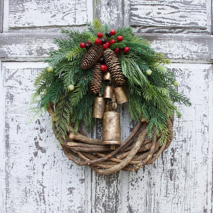 Weihnachtlicher Türkranz mit Tannenzapfen und Beeren