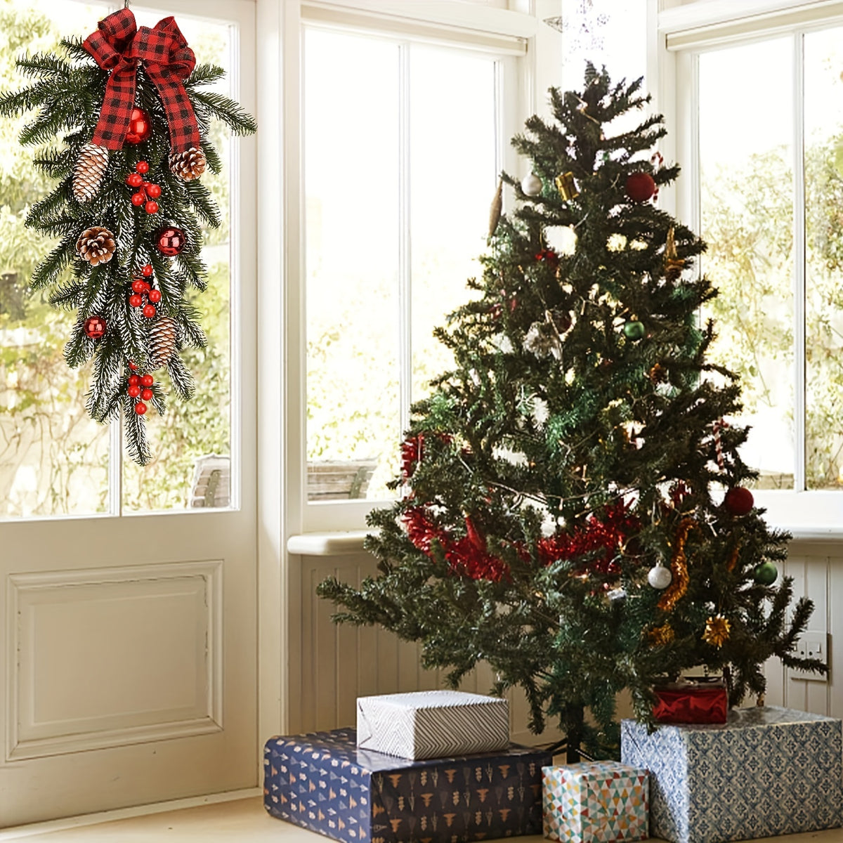 Weihnachtlicher Tannenzweig-Türschmuck mit Beeren