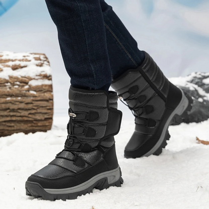 Botas de inverno forradas com sola de perfil antiderrapante e fecho prático
