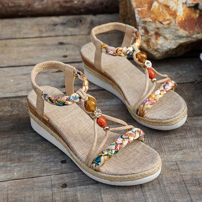Sandalias de cuña de yute tejidas a mano de estilo bohemio con flores, cuentas y correa ajustable en el tobillo.