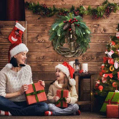 Weihnachtlicher Türkranz mit Tannenzapfen und Beeren