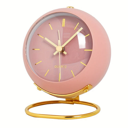 Reloj de escritorio nórdico silencioso: manecillas luminosas y marco de metal