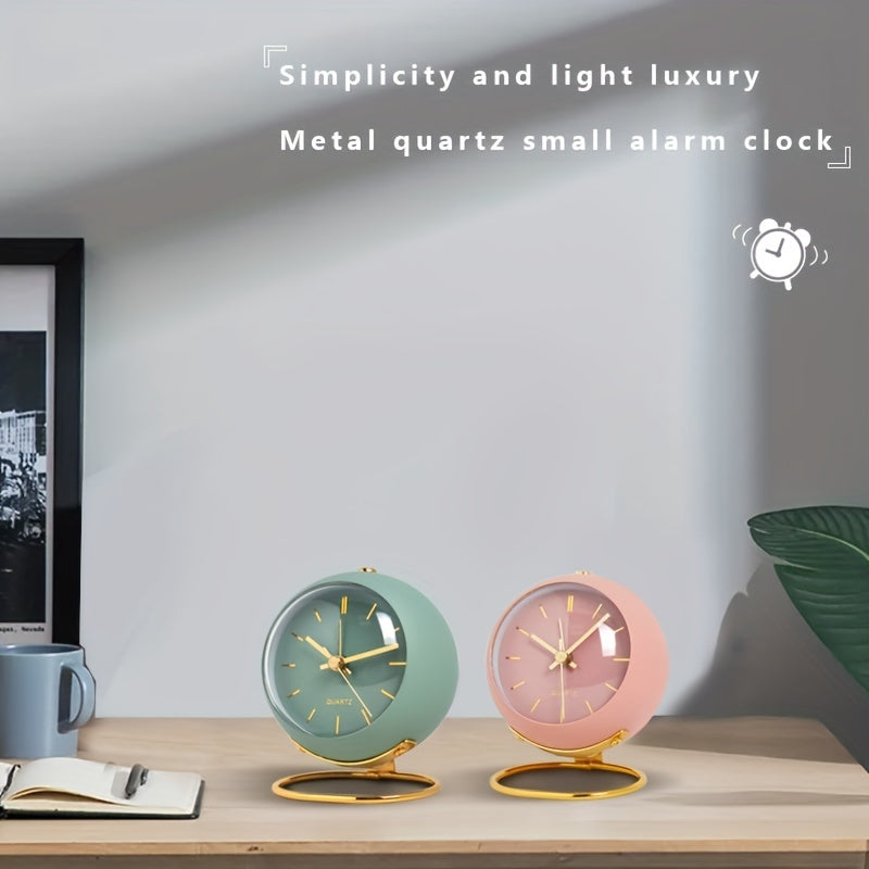 Reloj de escritorio nórdico silencioso: manecillas luminosas y marco de metal