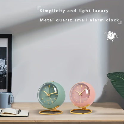 Reloj de escritorio nórdico silencioso: manecillas luminosas y marco de metal