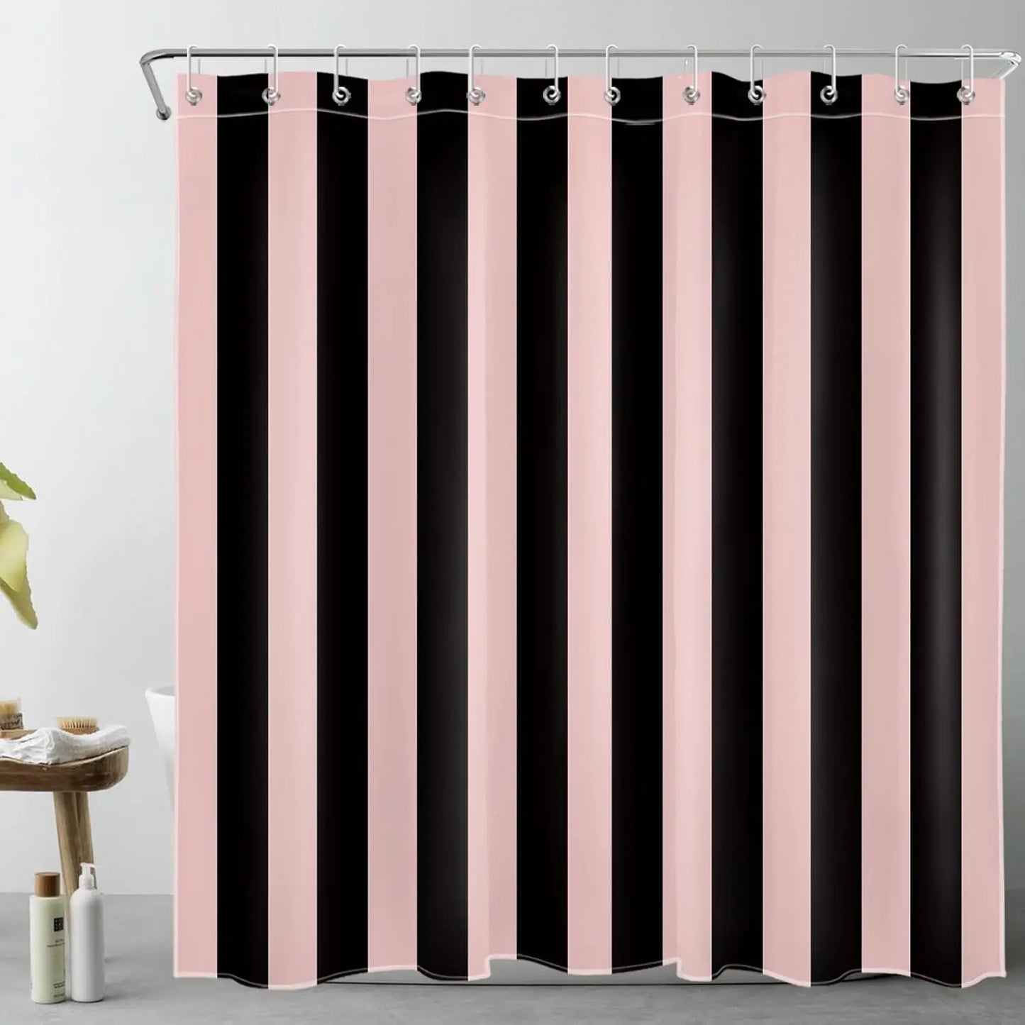 Gestreifter Duschvorhang mit Haken für moderne Badezimmer