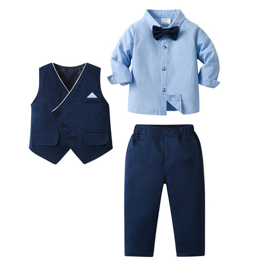 Elegante traje de tres piezas para niño: camisa azul, chaleco y pantalón con pajarita.