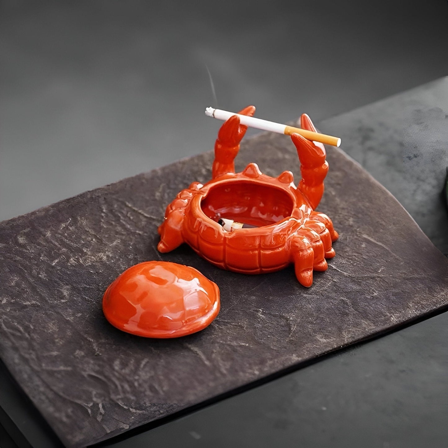 Cenicero de cerámica con tapa y forma de cangrejo