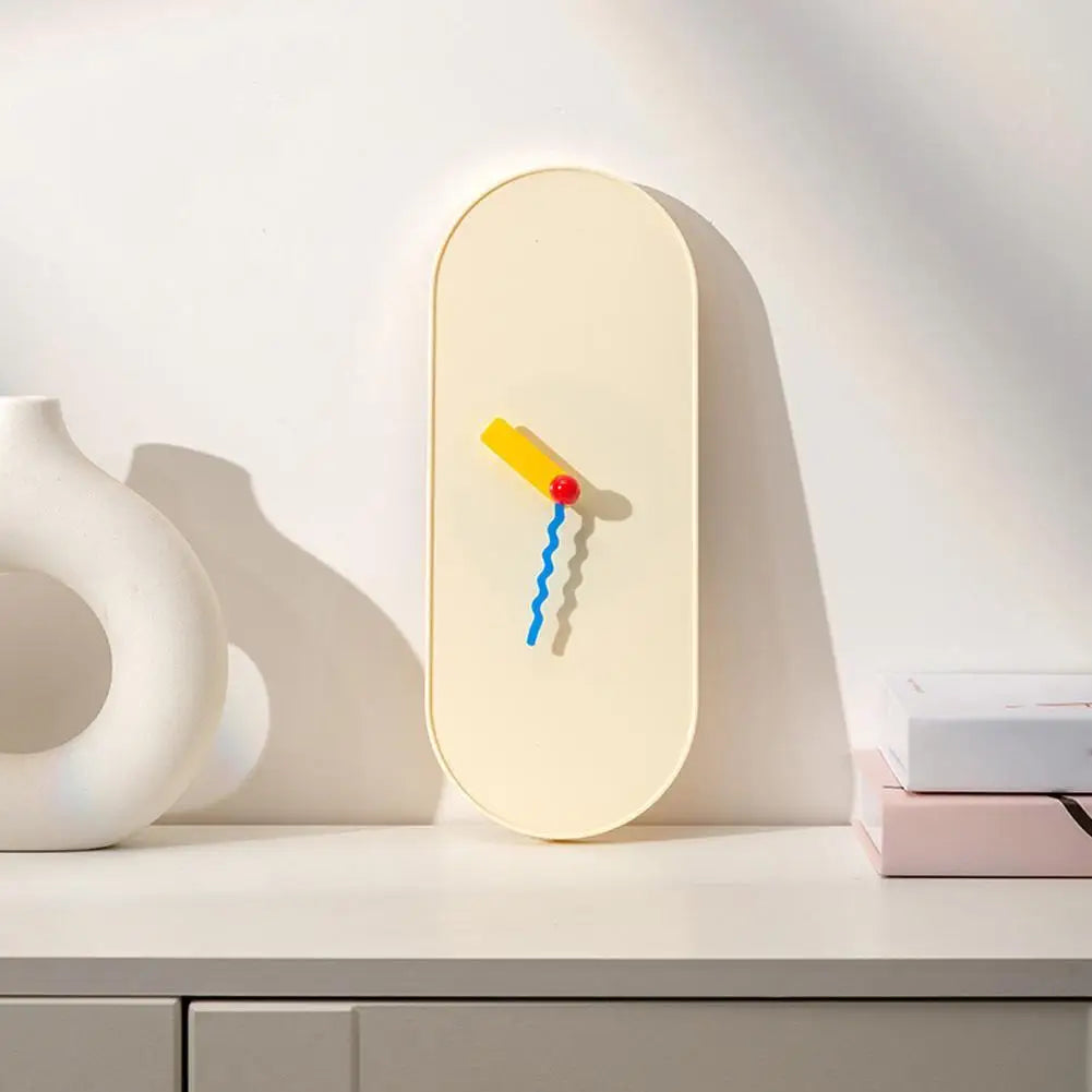 Reloj de pared moderno con agujas de colores