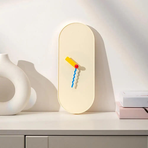 Reloj de pared moderno con agujas de colores
