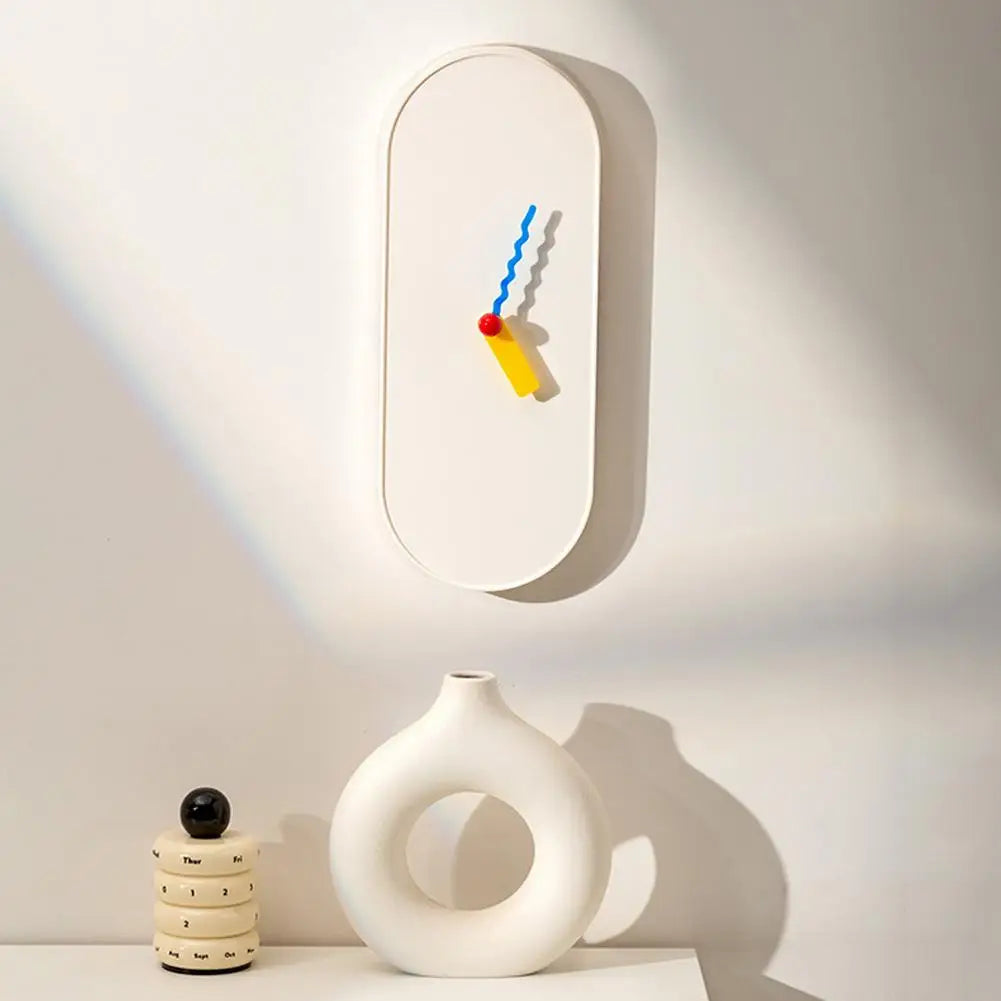 Reloj de pared moderno con agujas de colores