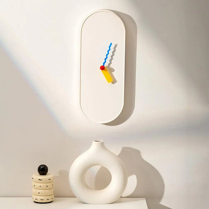 Reloj de pared moderno con agujas de colores