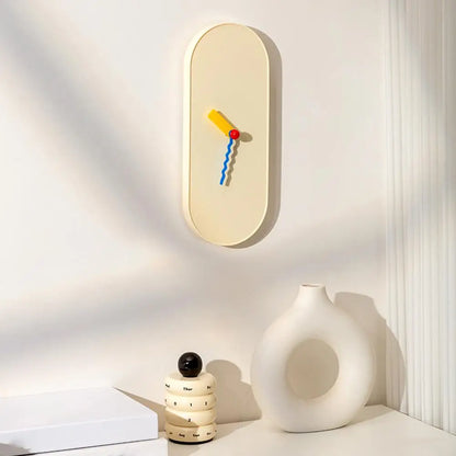 Reloj de pared moderno con agujas de colores
