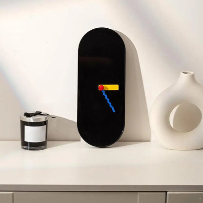 Reloj de pared moderno con agujas de colores