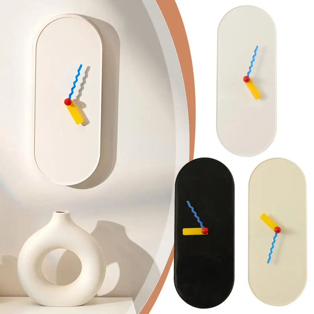 Reloj de pared moderno con agujas de colores