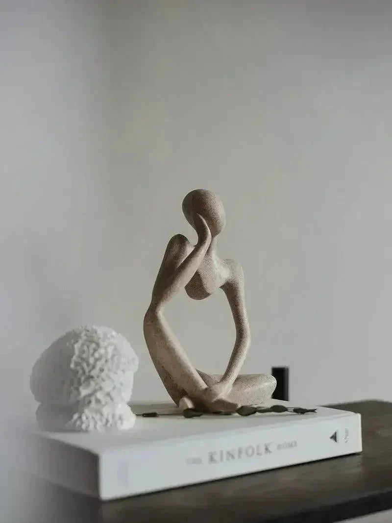 Escultura abstracta de pensador con forma figurativa minimalista