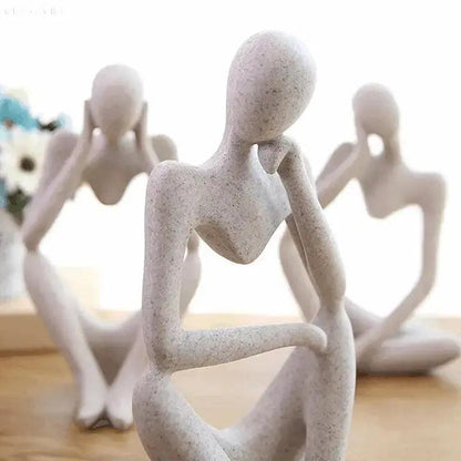 Escultura abstracta de pensador con forma figurativa minimalista