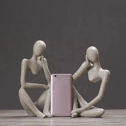 Escultura abstracta de pensador con forma figurativa minimalista