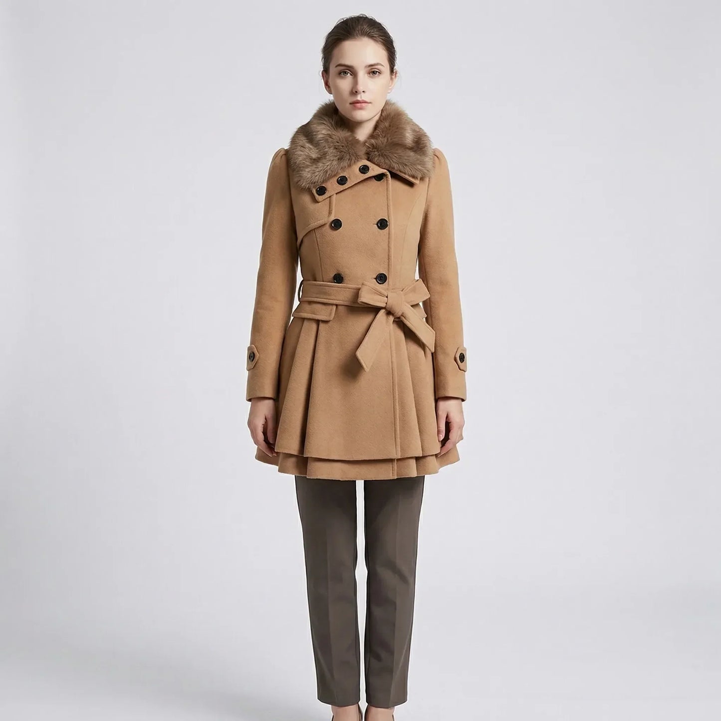 Eleganter Wintermantel mit Gürtel und Kunstfellkragen