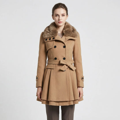 Eleganter Wintermantel mit Gürtel und Kunstfellkragen