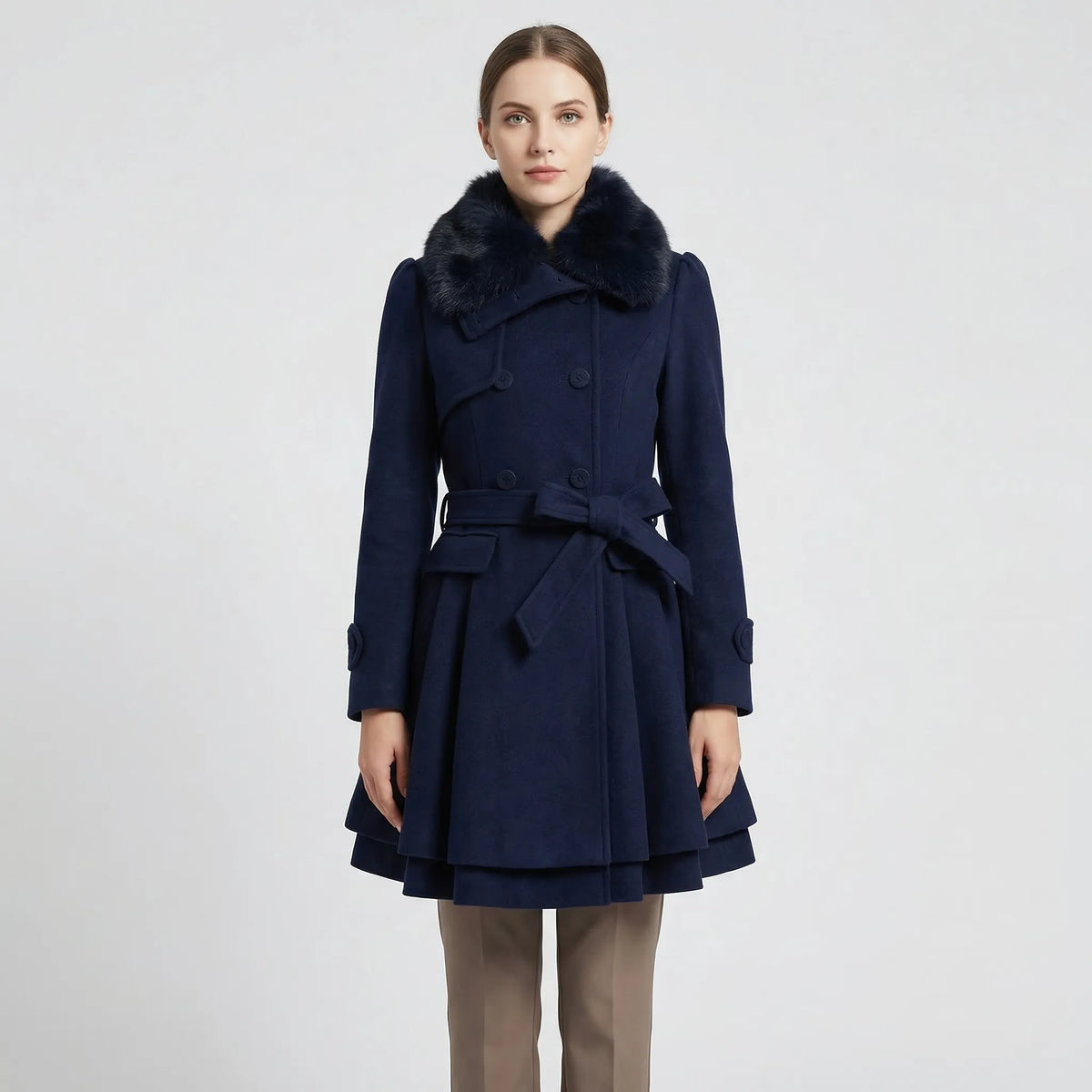 Eleganter Wintermantel mit Gürtel und Kunstfellkragen