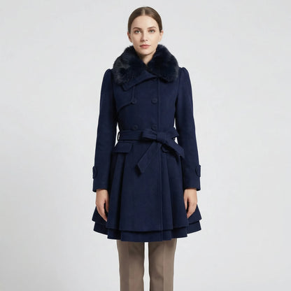 Eleganter Wintermantel mit Gürtel und Kunstfellkragen