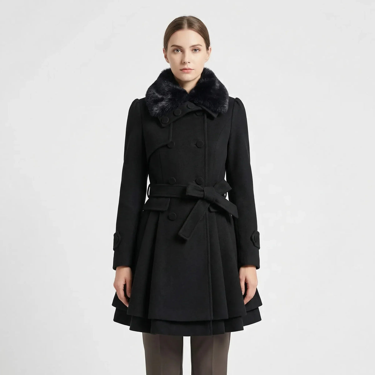Eleganter Wintermantel mit Gürtel und Kunstfellkragen