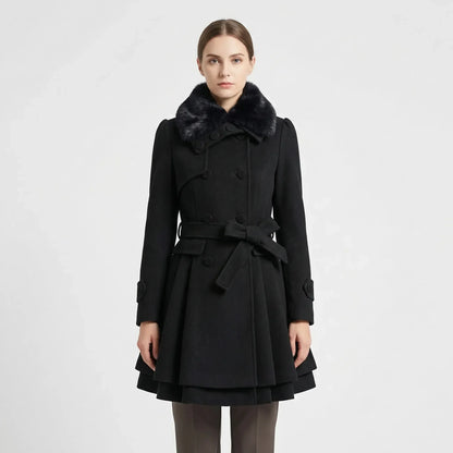 Eleganter Wintermantel mit Gürtel und Kunstfellkragen
