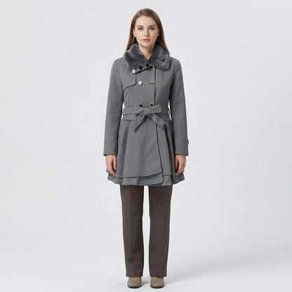 Eleganter Wintermantel mit Gürtel und Kunstfellkragen