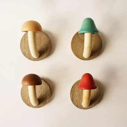 Percheros de pared con forma de seta de madera maciza en un práctico juego de cuatro