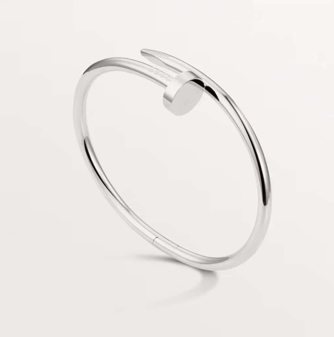 Pulsera con forma de uña: diseño minimalista y elegante.