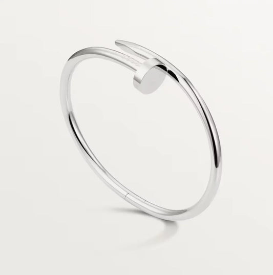 Pulsera con forma de uña: diseño minimalista y elegante.