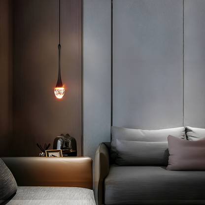 LED-Pendelleuchte mit Tropfendesign und dekorativem Glaselement für Innenräume