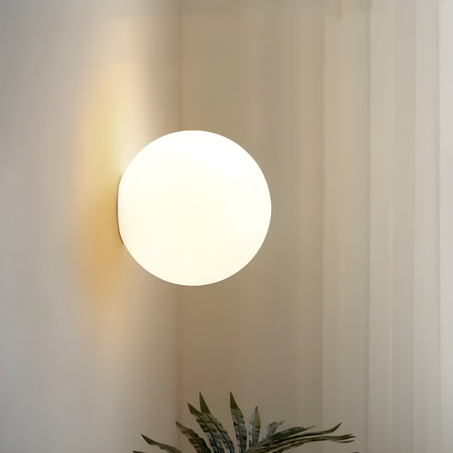Runde Wandlampe mit mattem Glasschirm