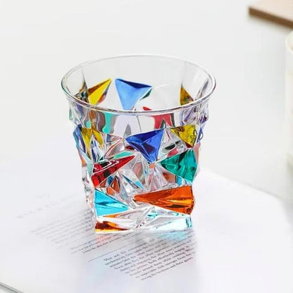 Vaso de vidrio de colores con diseño geométrico facetado