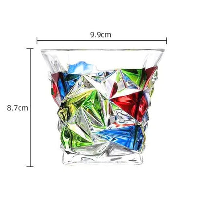Vaso de vidrio de colores con diseño geométrico facetado