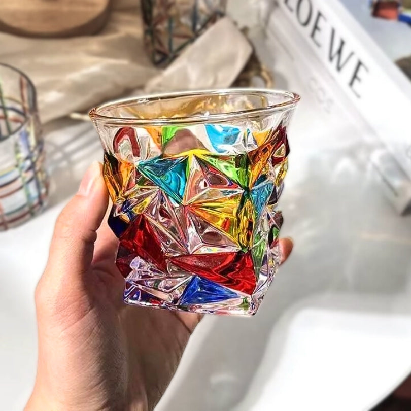 Vaso de vidrio de colores con diseño geométrico facetado