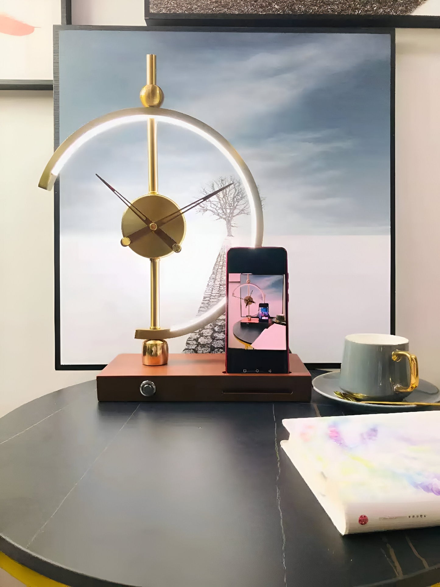 Lámpara de mesa LED con reloj y función de carga inalámbrica Qi