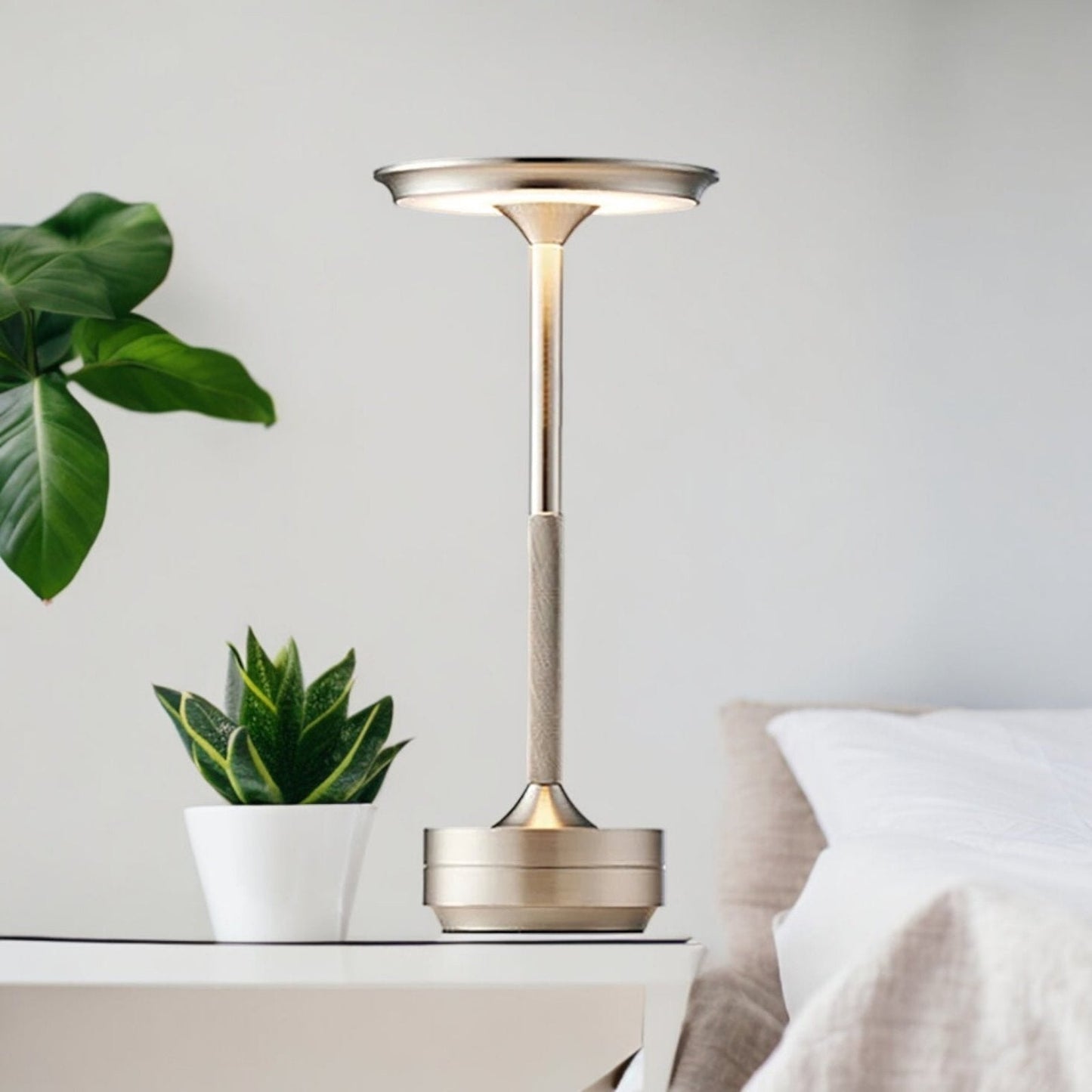 Aura Luxe stolna lampa – Moderan dizajn s toplim i podesivim svjetlom