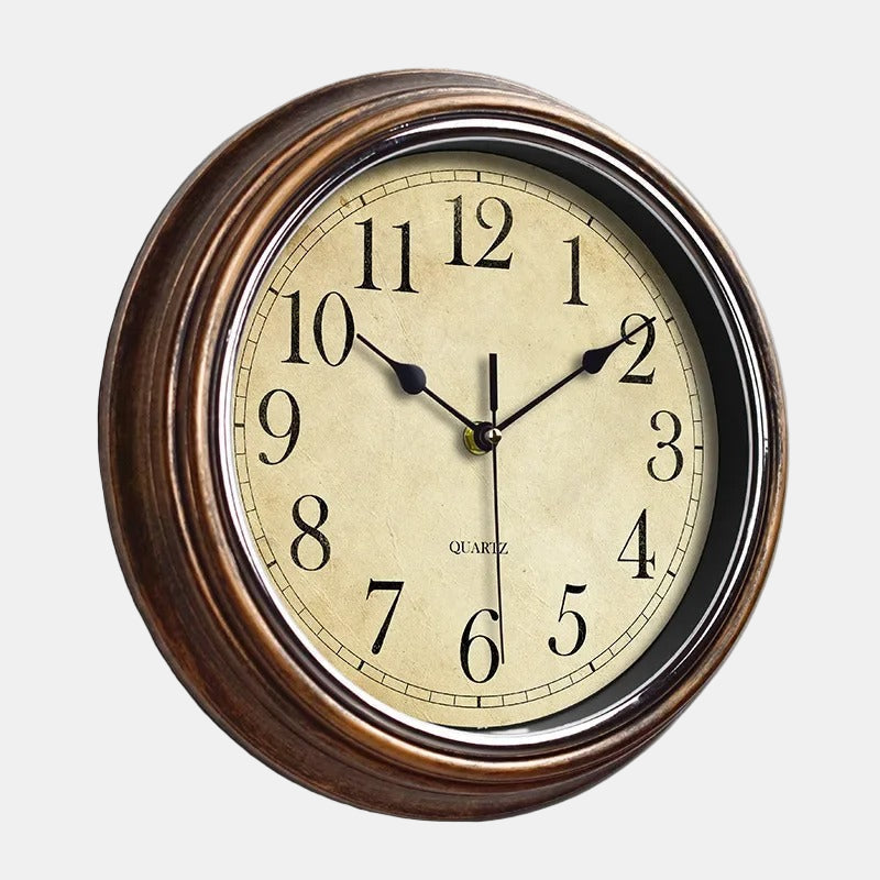 Reloj de pared clásico con marco de madera y números fáciles de leer