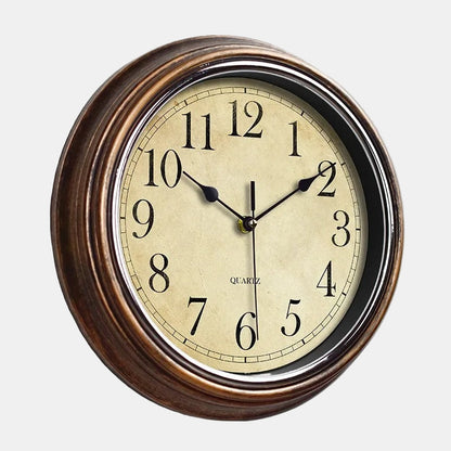 Reloj de pared clásico con marco de madera y números fáciles de leer