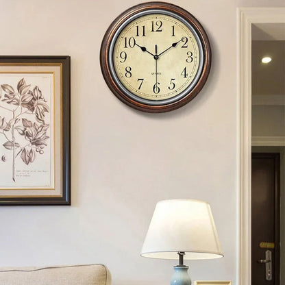 Reloj de pared clásico con marco de madera y números fáciles de leer