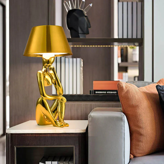 Designer-Tischleuchte mit geschwungenem Figurenfuß