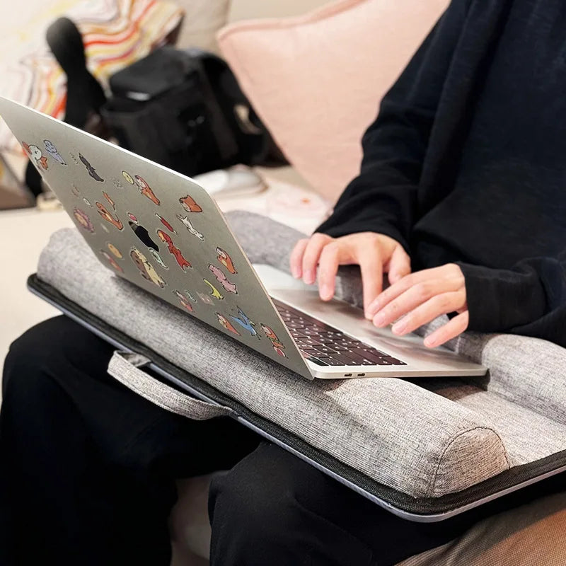 Secretária portátil para computador portátil com suporte para dispositivos e pega de transporte
