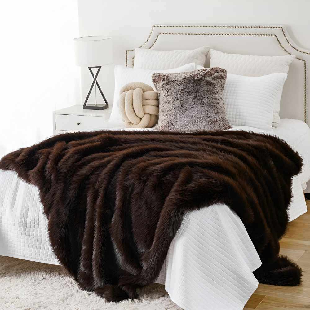 Kuscheldecke in Felloptik mit weicher Rückseite