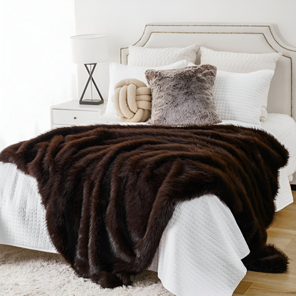 Kuscheldecke in Felloptik mit weicher Rückseite